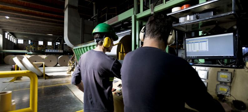 Fabricamos cartulinas y papeles con altos porcentajes de componente reciclados.