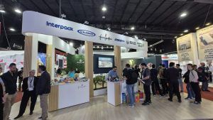 Stand de Grupo HZ en la Expo Envase 2025 con gran cantidad de público acercándose a las mesas