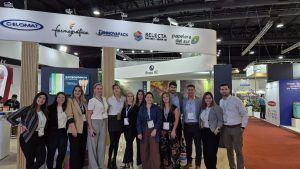 Equipo de Papelera del Sur frente al Stand de Grupo HZ en la Expo Envase 2025